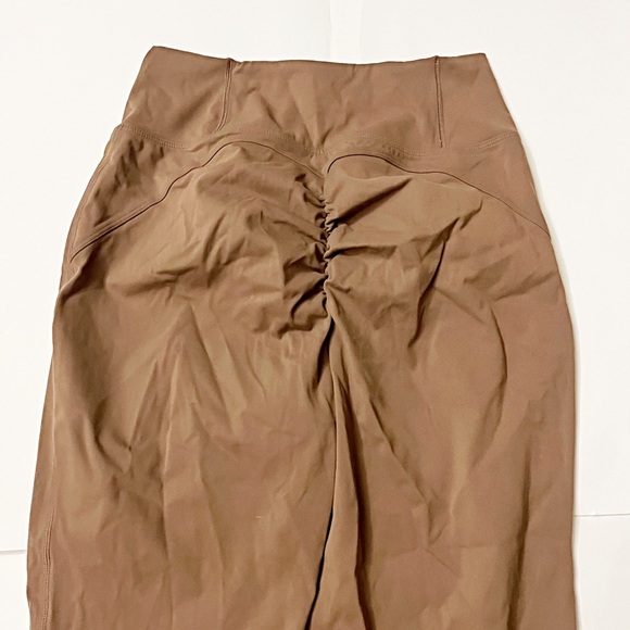 ✨HALARA - Wide Leg, Scrunched Butt✨ leggings - Picture 4 of 6